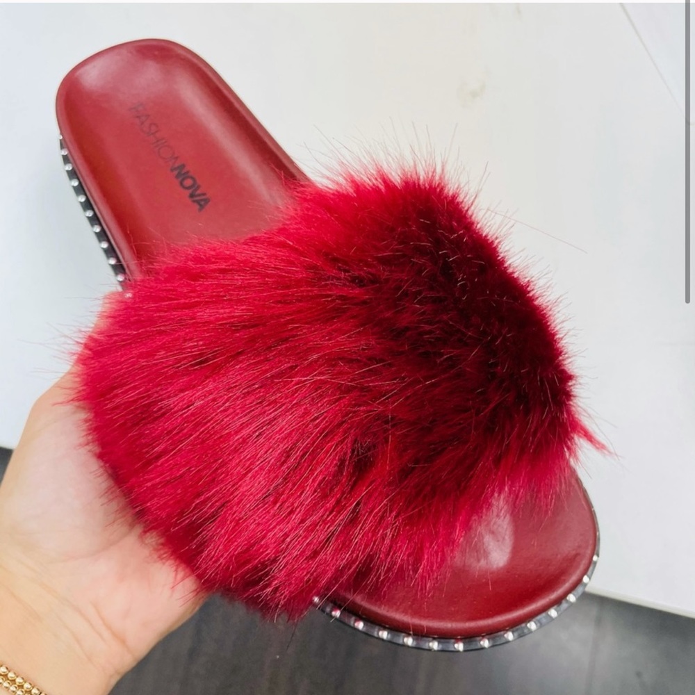 Fashion nova burgundy fur slide.